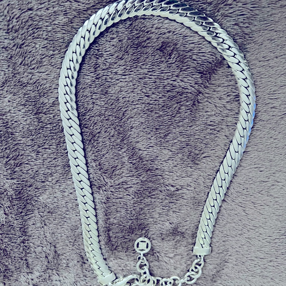 Women’s necklace costume jewelry. - Picture 2 of 3